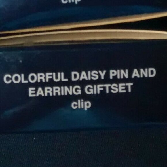 Avon Colorful Daisy Pin and Earring Giftset NWT - Picture 4 of 5